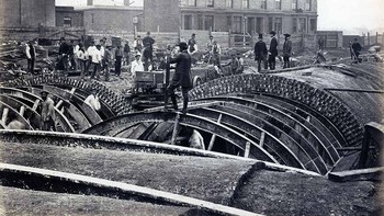 Pengerhaan konstruksi Metropolitan District Railway di tahun 1866. Foto: Museum of London