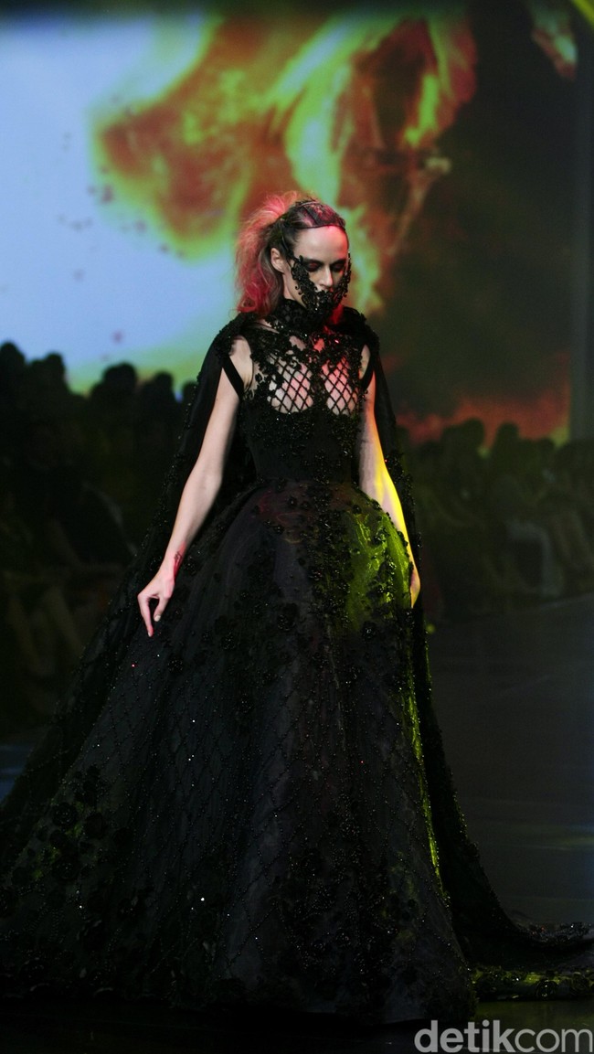 Tek Saverio mengangkat tema Absolutex di peragaan solo pertamanya yang bertempat di Hotel Raffles. Jakarta. [Foto: Mohammad/Wolipop]