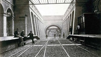 Kalau ini adalah penampakan Noting Hill Gate Station. Foto: Museum of London