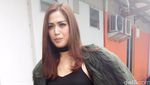 Jessica Iskandar Tampil dengan Jaket Bulu