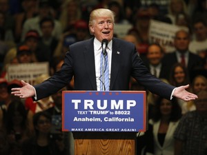 Penulis Nigeria Tulis Cerpen tentang Istri Donald Trump