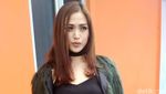 Jessica Iskandar Tampil dengan Jaket Bulu