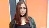Ia tampil dengan jaket bulu serta kaus hitam dan celana panjang berwarna serupa yang dipadukan dengan heels berwarna hitam.