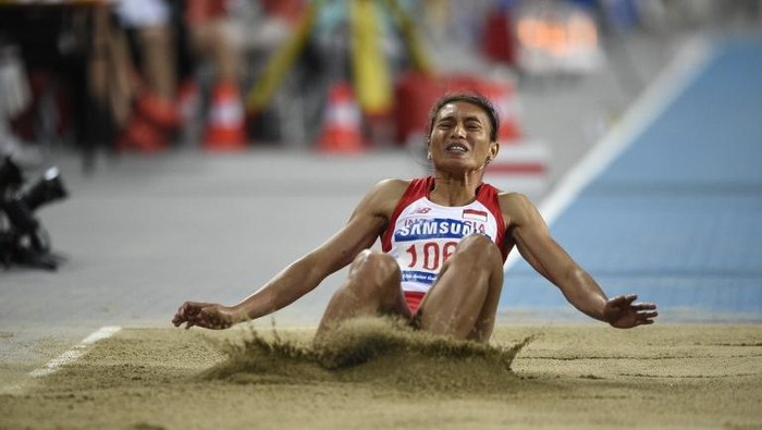 Indonesias Maria Natalia Londa competes in the final of the womens triple jump athletics event during the 17th Asian Games at the Incheon Asiad Main Stadium in Incheon on October 1, 2014.  AFP PHOTO / MARTIN BUREAU / AFP PHOTO / MARTIN BUREAU