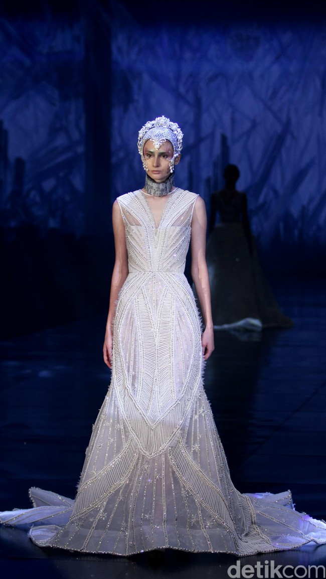 Tek Saverio mengangkat tema Absolutex di peragaan solo pertamanya yang bertempat di Hotel Raffles. Jakarta. [Foto: Mohammad/Wolipop]