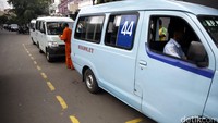 Jalur ngetem Mikrolet 44 ini lokasinya cukup jauh dari Stasiun Tebet.
