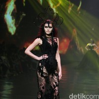 Tek Saverio mengangkat tema Absolutex di peragaan solo pertamanya yang bertempat di Hotel Raffles. Jakarta. [Foto: Mohammad/Wolipop]