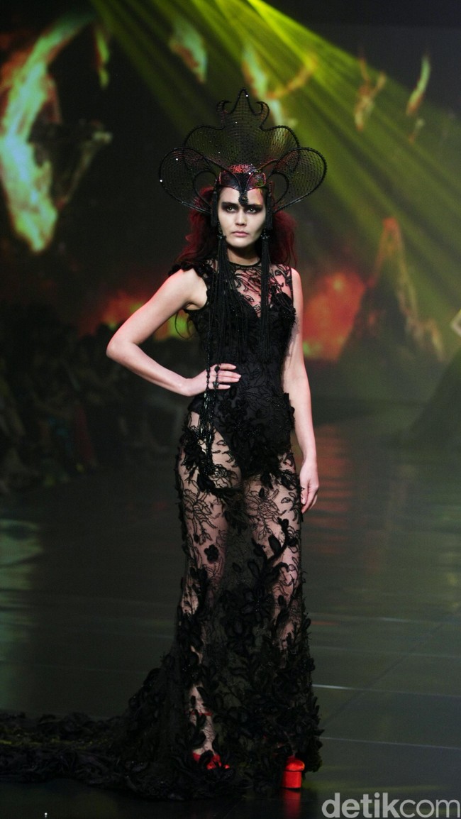 Tek Saverio mengangkat tema Absolutex di peragaan solo pertamanya yang bertempat di Hotel Raffles. Jakarta. [Foto: Mohammad/Wolipop]