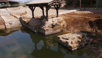 Di lokasi pembaptisan, kita akan melihat sebuah area yang ditutupi oleh garis plastik. Tidak boleh ada yang masuk ke situs tersebut karena dilindungi oleh UNESCO. Di dalamnya ada empat pilar, dua tenggelam dalam air dan dua pilar terlihat jelas, yang diyakini sebagai titik utama pembaptisan Yesus (Madin/detikTravel)