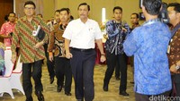 Mendagri Tjahjo Kumolo bersama Menko Polhukam Luhut Pandjaitan memasuki ruang aula 3 Gedung F Badan Pengembangan Sumber Daya Manusia (BPSDM) Kemendagri.