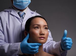 Implan Payudara Pecah di Pesawat, Wanita Ini Alami Kesakitan Parah