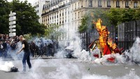 Demonstran melakukan aksi bakar-bakar di tengah jalan. Reuters/Charles Platiau/detikFoto.