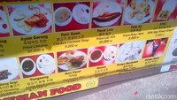 Beberapa menu makanan Indonesia yang dijual di sini. Kapan lagi bisa merasakan makanan nusantara yang dibuat oleh orang Korea? (Angling/detikTravel)