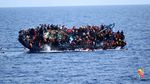 Detik-detik Terbaliknya Kapal Imigran di Laut Mediterania