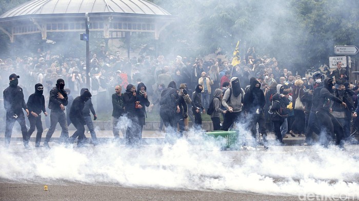 Mereka memprotes reformasi/perubahan hukum perburuhan yang dilakukan pemerintahannya.aksi demonstrasi memprotes perubahan hukum perburuhan/ketenagakerjaan yang akan dilakukan pemerintahannya di Nantes, Prancis (26/5). Reuters/Stephane Mahe