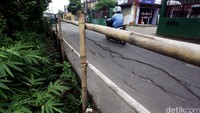 Jalannya juga mulai retak.