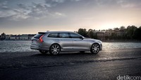 Volvo juga akan memberikan pilihan hybrid, dengan motor listrik yang bisa menyemburkan tenaga tambahan hingga 60 daya kuda.