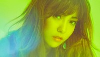 Dalam salah satu foto, Luna yang mengenakan baju stripes warna-warni tampak cantik dengan rambut panjang berponi. (SM Entertainment)