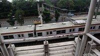 JPO ini tidak menyambung karena terpotong oleh jalur Commuter Line.