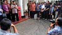 Wapres JK memberikan keterangan pers usai didata oleh petugas sensus ekonomi. 