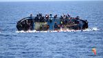 Detik-detik Terbaliknya Kapal Imigran di Laut Mediterania