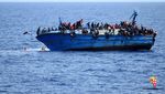Detik-detik Terbaliknya Kapal Imigran di Laut Mediterania