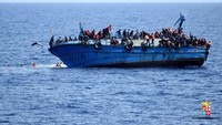 Para penumpang terlihat panik saat kapal akan terbalik. Marina Militare/Handout via Reuters.