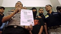 Kabid Humas Polda Metro Jaya Kombes Awi Setiyono menunjukkan surat dari Kejari Tangerang. Surat itu menyatakan berkas perkara pembunuhan Eno Fariah (18) atas nama tersangka RAL (15) telah lengkap.