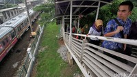 Warga menyebrang di JPO Tanjung Barat.