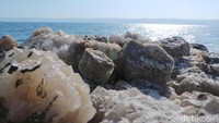 Kadar garam yang tinggi membuat air ini mengandung banyak mineral. Banyak yang berendam di sana untuk perawatan kulit (Madin/detikTravel)