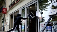 Bank jadi sasaran kemarahan demonstran. Reuters/Stephane Mahe/detikFoto.