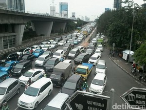 Perbandingan Jumlah Mobil dan Penduduk Indonesia, 1 Mobil untuk 70 Orang
