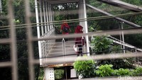Untuk menyeberang warga mesti merogoh kocek Rp 2 ribu.