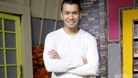 Pria berusia 35 tahun itu tampil kasual dengan kaus putih serta celana bahan berwarna abu-abu. Pool/Ismail/detikFoto.