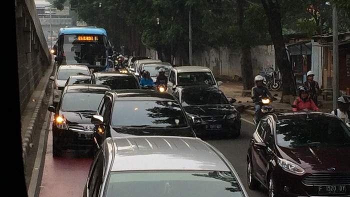 Warga Mengeluh Jl MT Haryono-Gatot Subroto Makin Macet Tiap Harinya