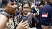 Jessica dibawa masuk ke dalam rutan. Tersangka kasus pembunuhan Mirna itu akan menjalani penahanan selama 20 hari ke depan, dan dapat diperpanjang setelahnya.