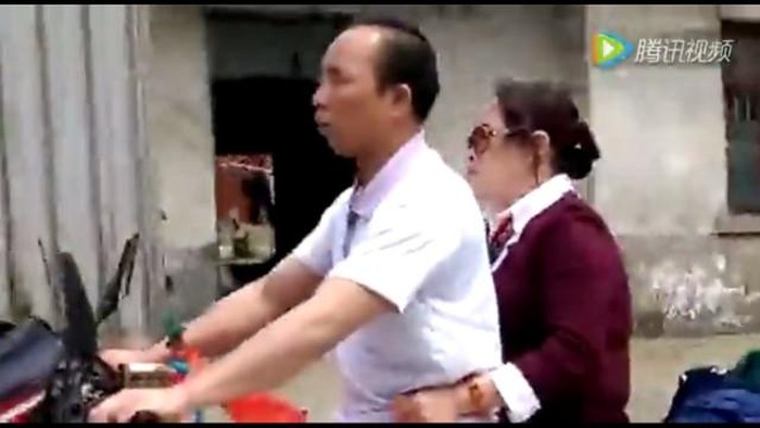 Pria Tunanetra Ini Tetap Kendarai Motor, Istrinya yang Menavigasi