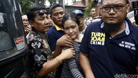 Jessica masuk ke dalam rutan dengan pengawalan petugas.