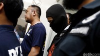 Siswa SMP di Tangerang ini memakai cadar saat dibawa ke Kejari Tangerang.