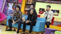 The Red Rose saat menjadi bintang tamu Rumpi: No Secret, Kamis (26/5/2016). Pool/Ismail/detikFoto.