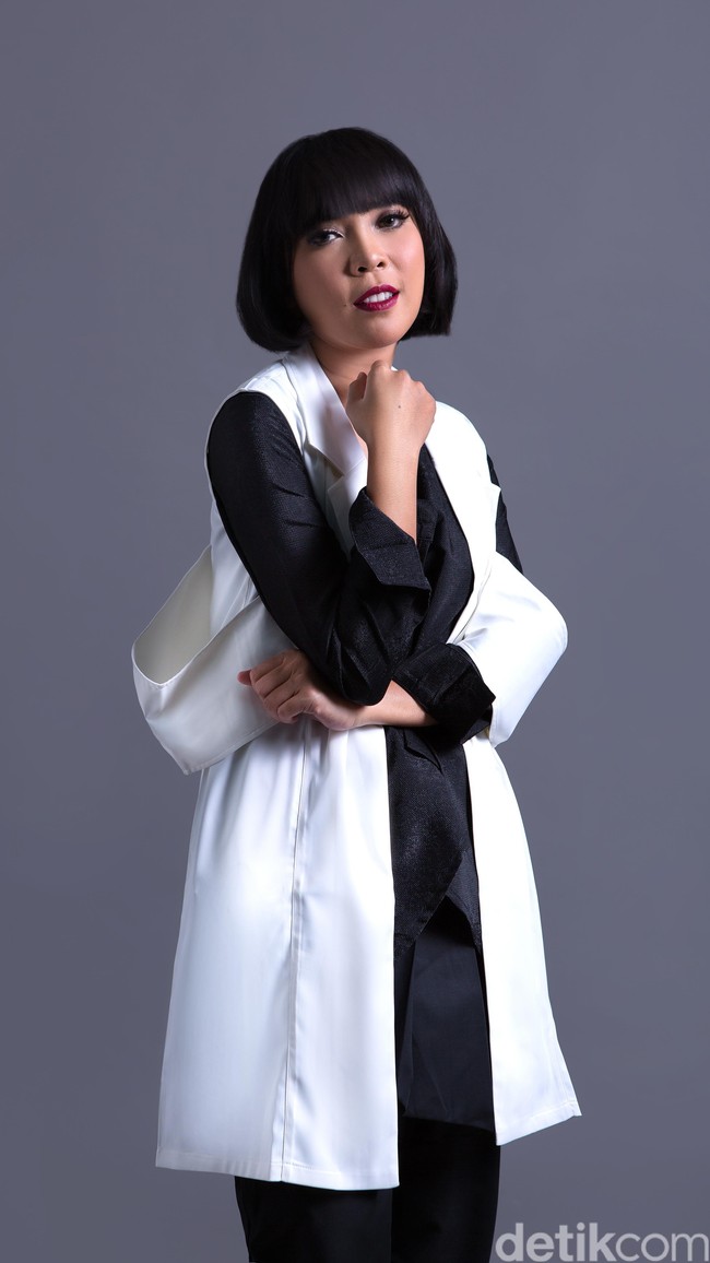 Fotografer: Zaini Rahma. Stylist: Reynintha Sarassati Dan Tatiana Anggita. MUA: Ochi Pramita. Hair do: Dhea Astari. Model: Fitri Tropica.