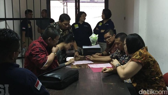 Begini Penampakan Jessica Saat Tanda Tangan Berkas Penahanan