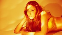 Luna terlihat berbeda di foto teaser debut solonya. (SM Entertainment)