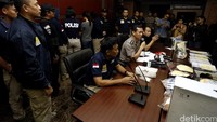 Dalam jumpa pers itu, penyidik membeberkan barang bukti kasus pembunuhan itu.