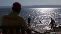 Wisatawan bisa berenang di sana. Karena kadar garam yang tinggi, mereka bisa mengambang tanpa usaha. Ibaratnya mengapung secara otomatis (Madin/detikTravel)