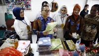 Ketua MPR bersama rombongan mengunjungi workshop kerajinan kelas menjahit, pembuatan mote, tata boga dan perpustakaan yang ada di Rutan wanita Pondok Bambu.