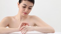 Jika Anda memperhatikan, kulit akan menjadi lebih kering setelah mandi air hujan. Segera gunakan pelembab untuk menjaganya tetap lembut. (Foto: Thinkstock)