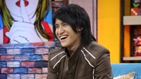 Saat hadir menjadi bintang tamu di acara Rumpi: No Secret, musisi kelahiran 7 April 1990 itu tampil kenakan baju coklat, celana biru dongker dan sepatu hitam. Pool/Ismail/detikFoto.