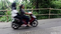 Di beberapa titik, jalan tersebut telah dipasangi pagar bambu.
