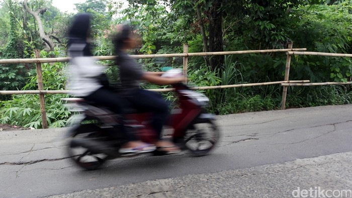 Jalan Cepat Rusak Gara-gara 90% Angkutan Barang Lewat Darat
